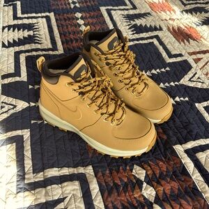 Nike tan waterproof boots